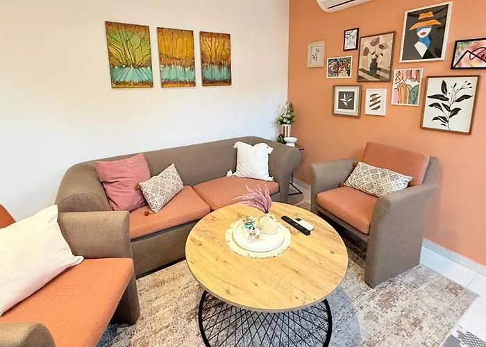 Center The Quiet Luxury 5