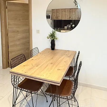 Center The Quiet Luxury 5 *