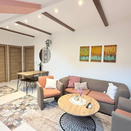 Center The Quiet Luxury 5 *