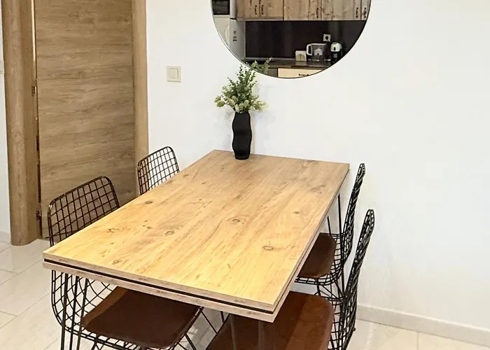 Center The Quiet Luxury 5 *