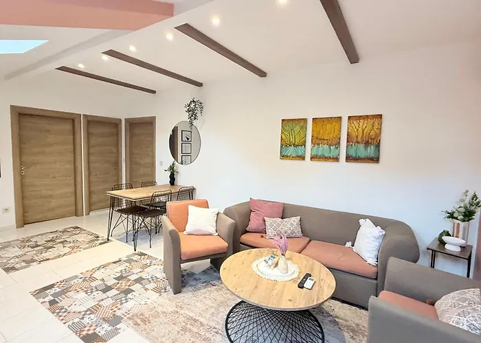 Center The Quiet Luxury 5 *